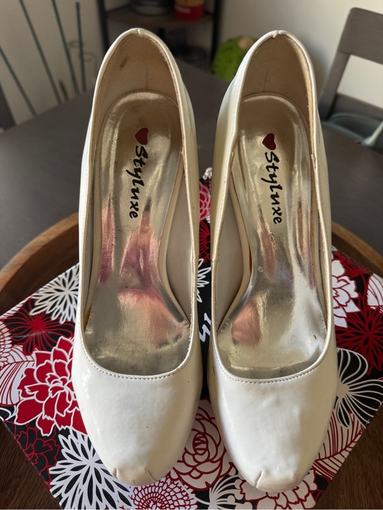 Styluxe Shoes - Women’s Size 8 1/2 White Round Toe Platform Pumps